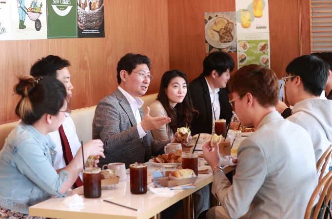 이상일 용인특례시장이 18일 용인청년정책네트워크 위원들과 소통의 시간을 가졌다