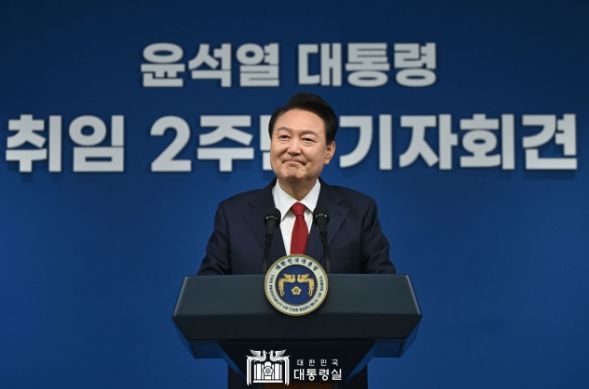 5월 9일 윤석열 대통령은 용산 대통령실에서 '윤석열정부 2년 국민보고 및 기자회견'을 가졌다.