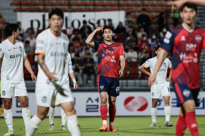 28일 서울전에서 김천상무 이중민이 사인을 보내고 있다.