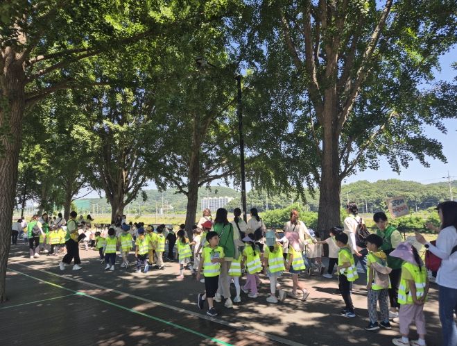 숲 유아마라톤대회 출발선으로 기관별로 이동하는 사진