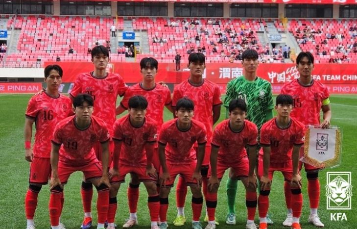 우즈베키스탄과의 경기에 선발 출전한 남자 U-19 대표팀 11명의 모습.