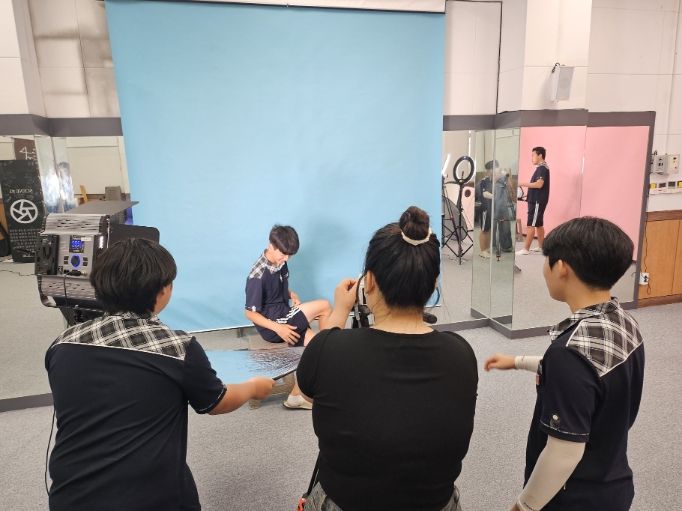 영신중학교 학생들이 12일 수원여대 방송콘텐츠과 멘토링에 참여하고 있다.