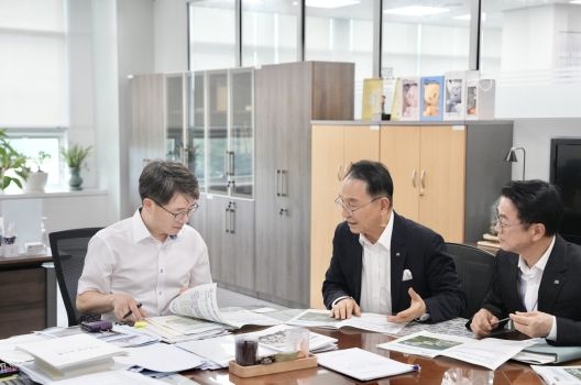 22일 박상돈 천안시장이 기재부 예산실장과 2025 정부예산 확보 사업에 대해 건의하고 있다.