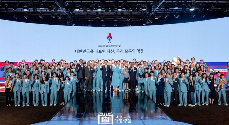 8월 22일 윤석열 대통령 부부는 서울 신라호텔에서 파리올림픽에 참가했던 선수단과 가족, 지도자 및 관계자 270여 명을 초청해 만찬과 문화행사가 어우러진 격려 행사를 개최했다.