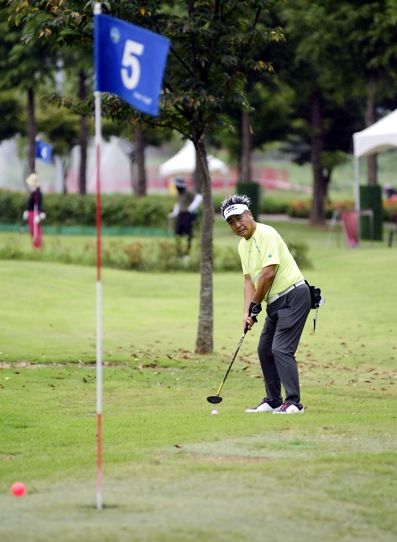 일본 훗카이도 도마코마이시 파크골프협회 선수단이 3일 화천에서 열리는 2024 화천 산천어 전국 파크골프 페스티벌에 출전한다. 지난 1일 입국한 선수단이 2일 오전 산천어 파크골프장에서 적응훈련을 하고 있다
