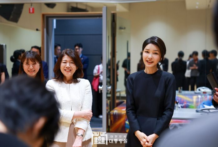 9월 6일 김건희 여사는 일본 총리 부인 유코 여사와 함께 K-pop 엔터테인먼트사를 방문해 K-pop 산업의 세계적 성과와 그 의미에 관해 이야기 나누었다.