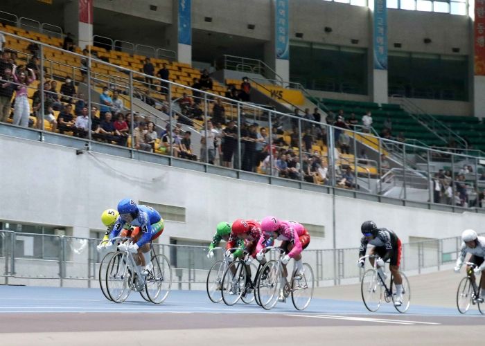 결승선을 향해 질주하는 모습(파란색 유니폼이 임채빈)