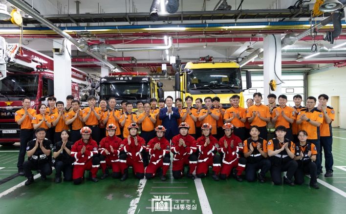 9월 15일 윤석열 대통령은 서울 강서소방서를 방문해 119종합상황실에서 추석 연휴 화재, 구조, 구급 상황에 대해 보고 받고 특별 경계근무 중인 소방관들을 격려했다.
