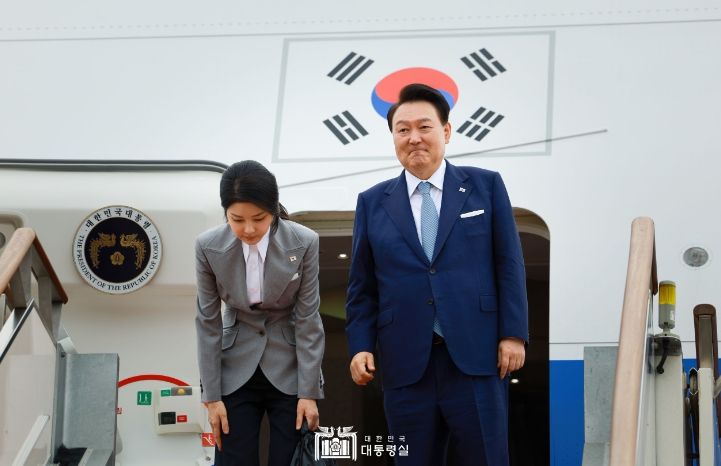 윤석열 대통령 부부 서울공항 출발