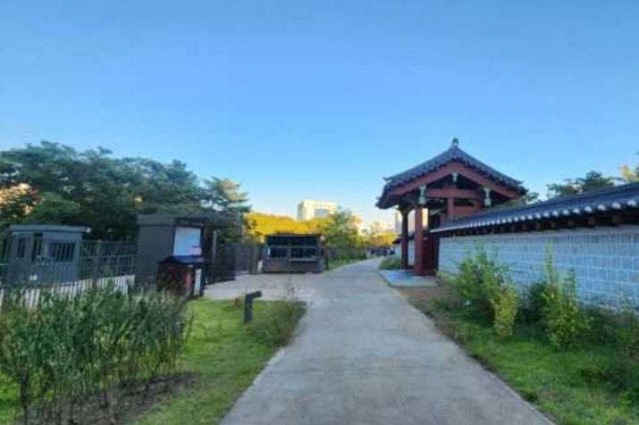 율곡로 구간 창경궁 출입문(왼쪽)과 종묘 북신문(오른쪽)