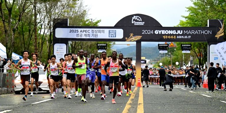지난 19일 오전 8시 ‘2024 경주국제마라톤대회’에 참가한 1만 2000여명의 국내‧외 마라토너들이 경주시민운동장에서 힘차게 출발하고 있다.