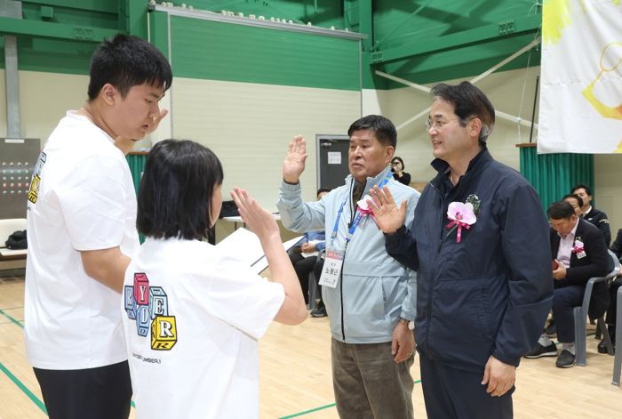 경기 시작 전 배드민턴 선수 대표와 선서를 하고 있는 이동환 고양특례시장