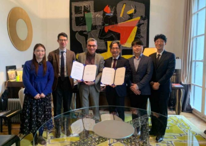 업무협약 체결 후 기념촬영하는 국립고궁박물관 및 프랑스 국립가구관리원 관계자들