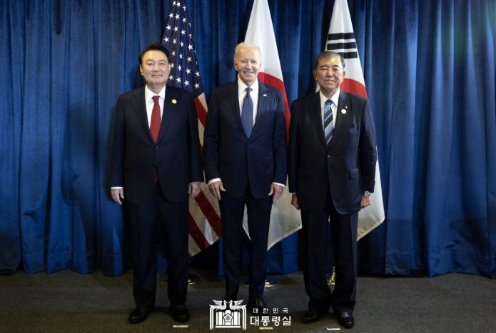 11월 15일 윤석열 대통령은 조 바이든 미국 대통령, 이시바 시게루 일본 총리와 한미일 정상회의를 가졌다.