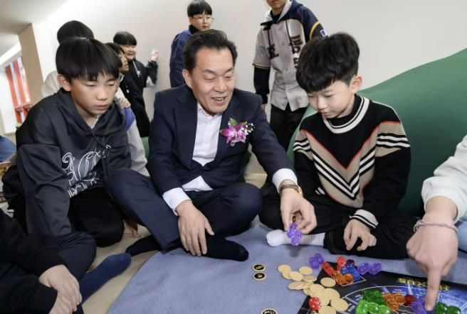 이재준 수원시장이 효동초등학교 청개구리 연못에서 아이들과 함께하고 있다.