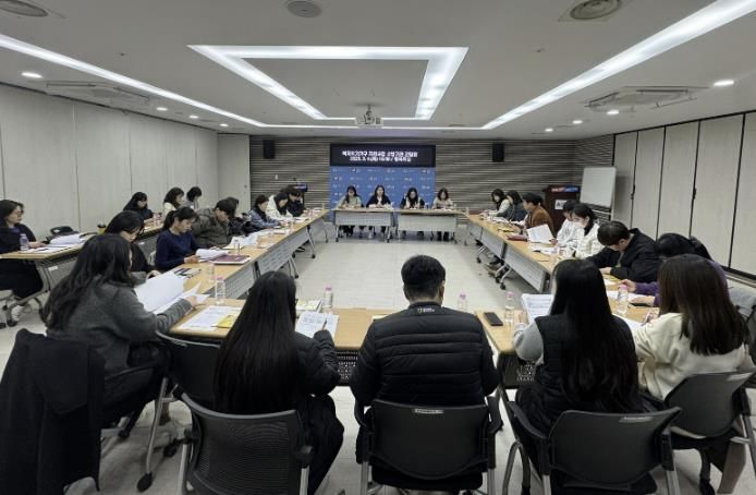 복지위기가구 알림 앱 활용 복지위기가구 지원사업관련 읍면동, 복지관 등 수행기관을 대상으로 간담회를 진행하는 사진