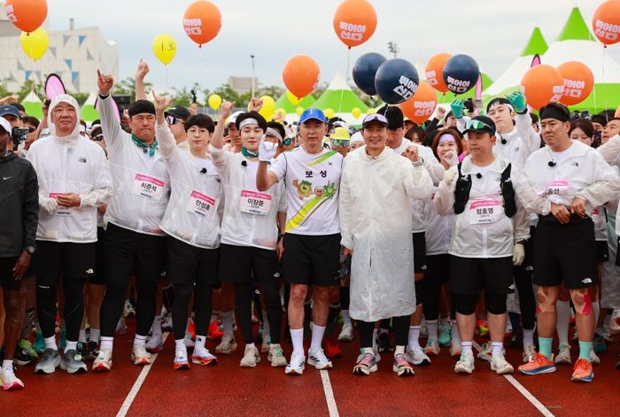 ‘제20회 보성녹차마라톤’ 역대급 흥행, 전국 마라토너 1만 명 집결! _김철우 군수와 허재, 최준석, 안성훈, 이장준, 이영표, 정호영, 장동선 마라토너가 힘찬 출발을 다지고 있다.