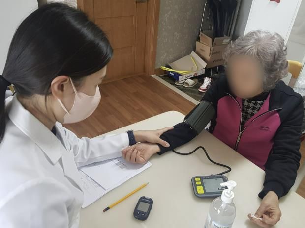 통합건강돌봄센터 간호사가 어르신 혈압측정 하는 모습
