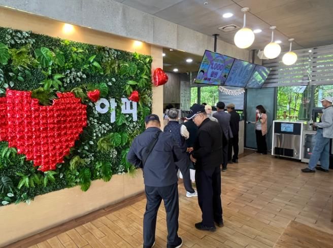 부평구노인복지관, 어버이날‘실버카페 할인 행사’진행