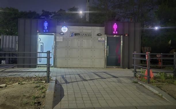 용인특례시가 지역내 공중화장실 30곳에 태양광 LED조명 건물번호판을 설치했다