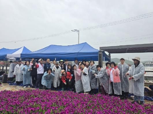 파주시 법원읍 주민자치회, 가로등 꽃 화분으로 화사한 도로경관 조성