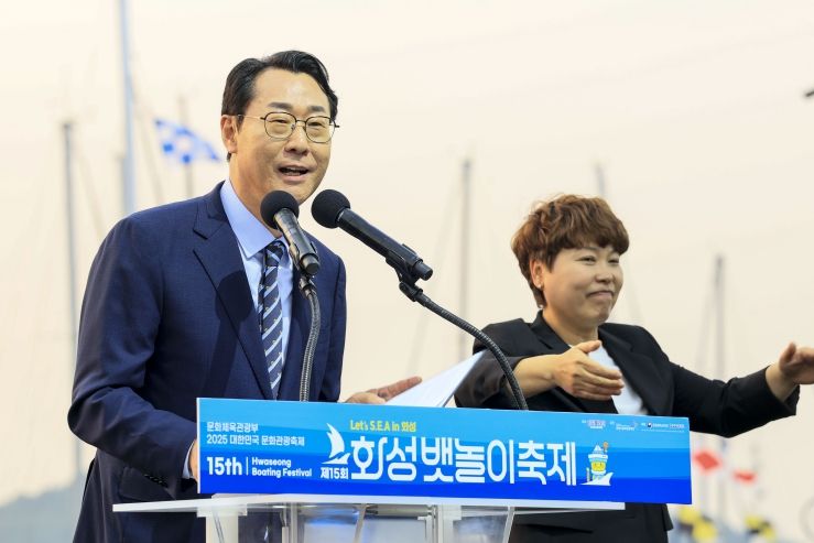 정명근 화성특례시장이 30일 화성뱃놀이축제에서 환영사를 말하고 있다