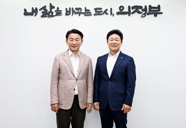 김동근 시장이 6월 9일 대한주택건설협회 경기도회 지재기 회장과 함께 기념사진을 찍고 있다.