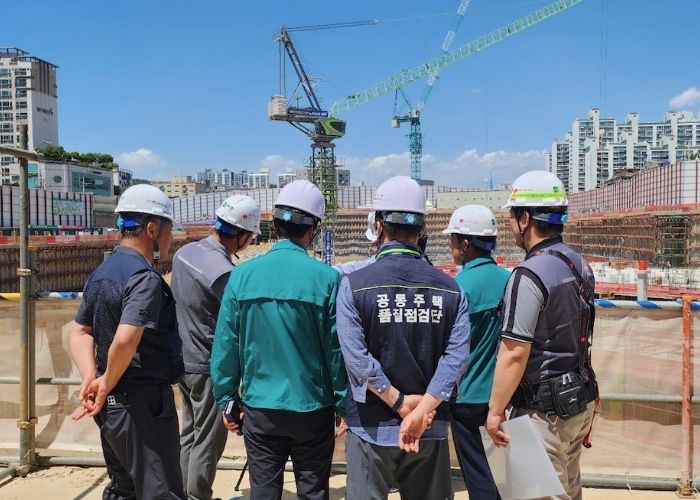 지난 2월 관내 대형 건설현장을 대상으로 안전점검이 진행되고 있다.