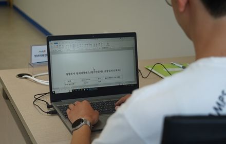 청년 A(24)씨가 고용노동부 일 경험 프로그램으로 인천시청년미래센터에서 어시스턴트로 일하며 문서 작업을 하고 있다