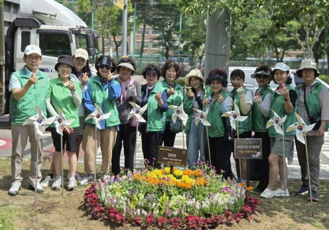 구리시 교문2동, '풀 내음 가득한 거리 조성' 기간단체와 함께 여름꽃 식재 나서