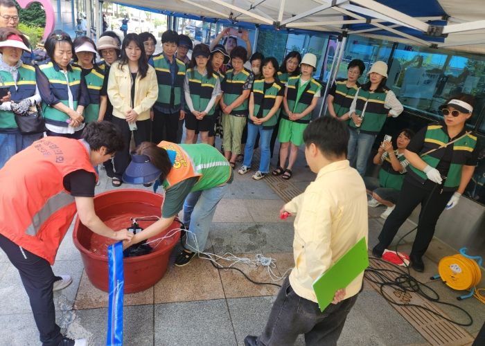 광명시 철산3동 행정복지센터는 지난 18일 침수 피해 예방을 위해 센터 앞마당에서 철산3동 통장협의회(회장 이선미)와 자율방재단을 대상으로 수중펌프 사용법 교육을 실시했다.