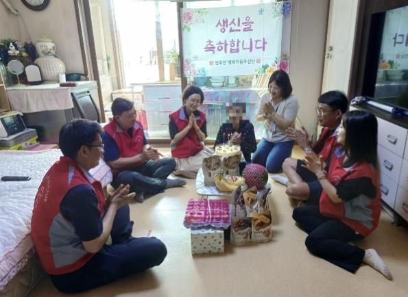 독거어르신 생신상 차려드리기 생신 축하 행사 모습