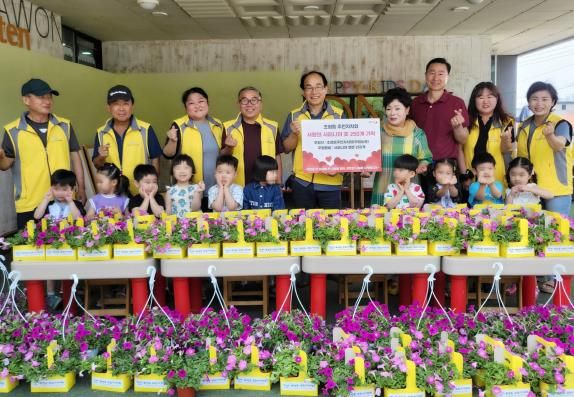 오산시 초평동 주민자치회, 요양원·어린이집에 ‘사랑의 사피니아 꽃’ 250개 기탁
