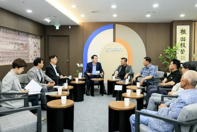 정명근 화성특례시장이 제2대 농어업회의소 임원진들과 간담회를 진행하고 있다