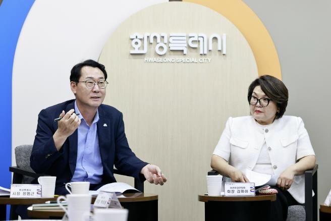 정명근 화성특례시장(사진 왼쪽)이 19일 김미아 화성시어린이집연합회장과 간담회를 열고 보육 현안사항에 대해 논의하고 있다