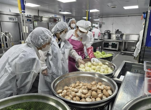 경기도의회 김영희 의원, 오산 세마중 급식실 찾아 식재료 전처리 과정 등 참관