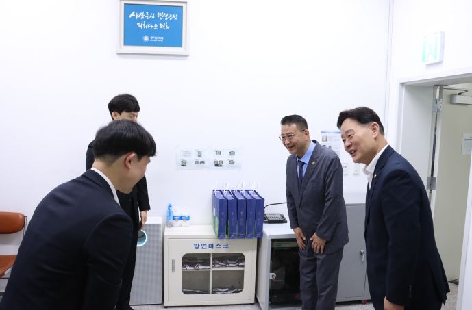 백현종 경기도의회 국민의힘 대표의원, 추석 앞두고 최종현 더불어민주당 대표와 도의회 현업부서 직원 격려 나서