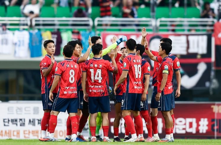 9월 27일 포항전 홈경기에서 김천상무 선수들이 경기 시작 전 파이팅을 하고 있다