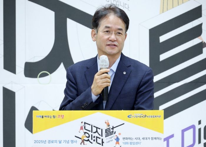고양시대화노인종합복지관 경로의 달 기념행사에서 축사 중인 이동환 고양특례시장