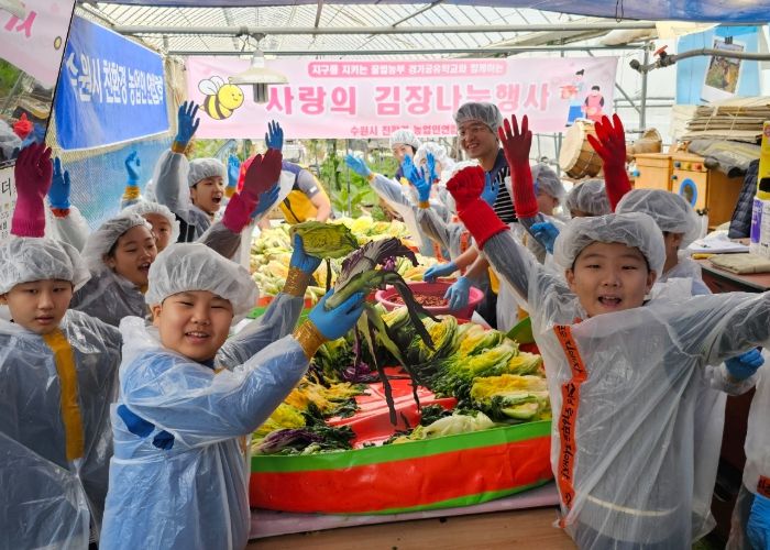 김장나눔 행사에 참가한 학생들이 활짝 웃고 있다.