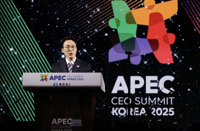 김민석 국무총리가 28일 경주 화랑마을 어울마당에서 열린 '2025 APEC CEO 서밋'의 첫 번째 공식 행사인 환영만찬에 참석, 축사를 하고 있다.