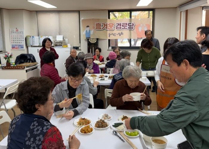 수원시 영통구 늘사랑나눔회, 영통3동‘흥겨운 경로당’어르신들 식사 대접
