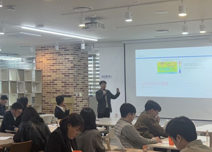 화성특례시가 31일 시민, 기업, 공공기관 관계자 등을 대상으로 탄소중립 역량강화 교육을 하고 있다