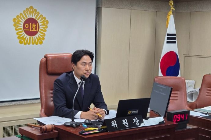 제333회 정례회 행정사무감사에서 상임위원회를 주재하는 이종배 위원장(11월 4일)