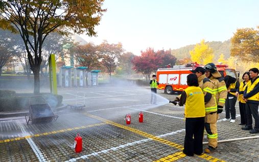 인천어린이과학관은 4일 인천계양소방서 장기 119안전센터 소속 소방관과 자위소방대원 약 40명이 참여한 가운데 합동 소방훈련을 실시했다.