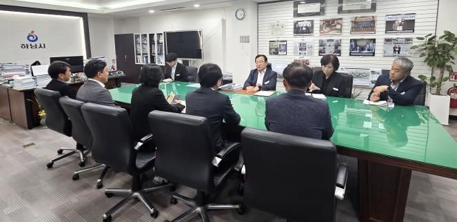 하남시의회 의장단과 상임위원장단은 11월 5일 이현재 하남시장실을 방문해 문화 예산 삭감 발언에 대한 유감의 뜻을 표명하고, 내년 예산 심사를 앞두고 하남발전을 위한 협치 의지를 재확인했다. (사진_하남시의회 제공)