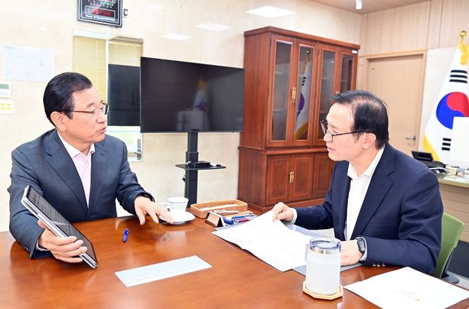 이현재 하남시장이 지난 11일 경기도교육청 북부청사에서 임태희 경기도교육감과 면담을 갖고 하남교육지원청 신설, 위례·감일신도시 과밀학급 해소 등 주요 교육 현안을 논의하고 있다.
