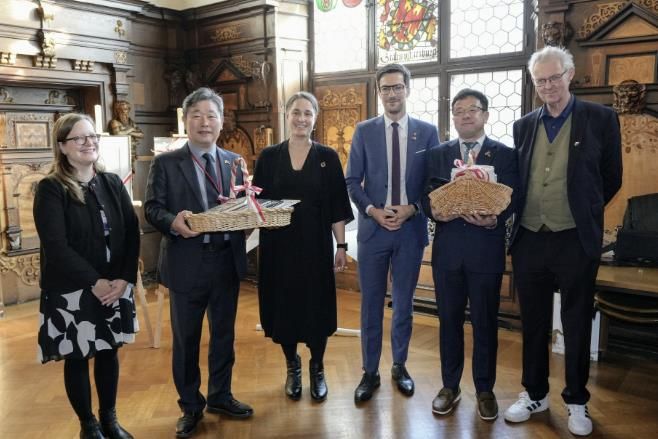 김현수 제1부시장(오른쪽 2번째부터), 마르틴 호른 프라이부르크시장, 김정렬 수원시의회 부의장(왼쪽 2번째) 등이 13일 환담 후 함께하고 있다.