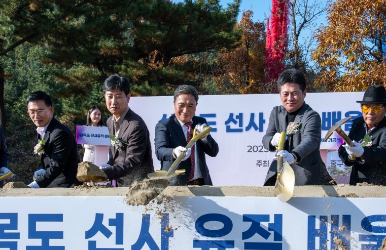 지난 13일 삼목도 선사 유적에서 진행된 ‘삼목도 선사 유적 배움터’ 기공식에서 인천국제공항공사 이학재 사장(사진 왼쪽에서 3번째)이 인천시 김정헌 구청장(사진 오른쪽에서 2번째) 및 관계자들과 함께 시삽을 하고 있다.