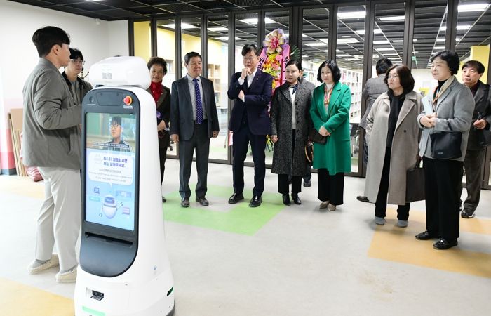 이민근 안산시장이 2월 28일 원곡초등학교를 방문해 관계자들과 함께 교육 관련 현장을 둘러보며 설명을 듣고 있다.